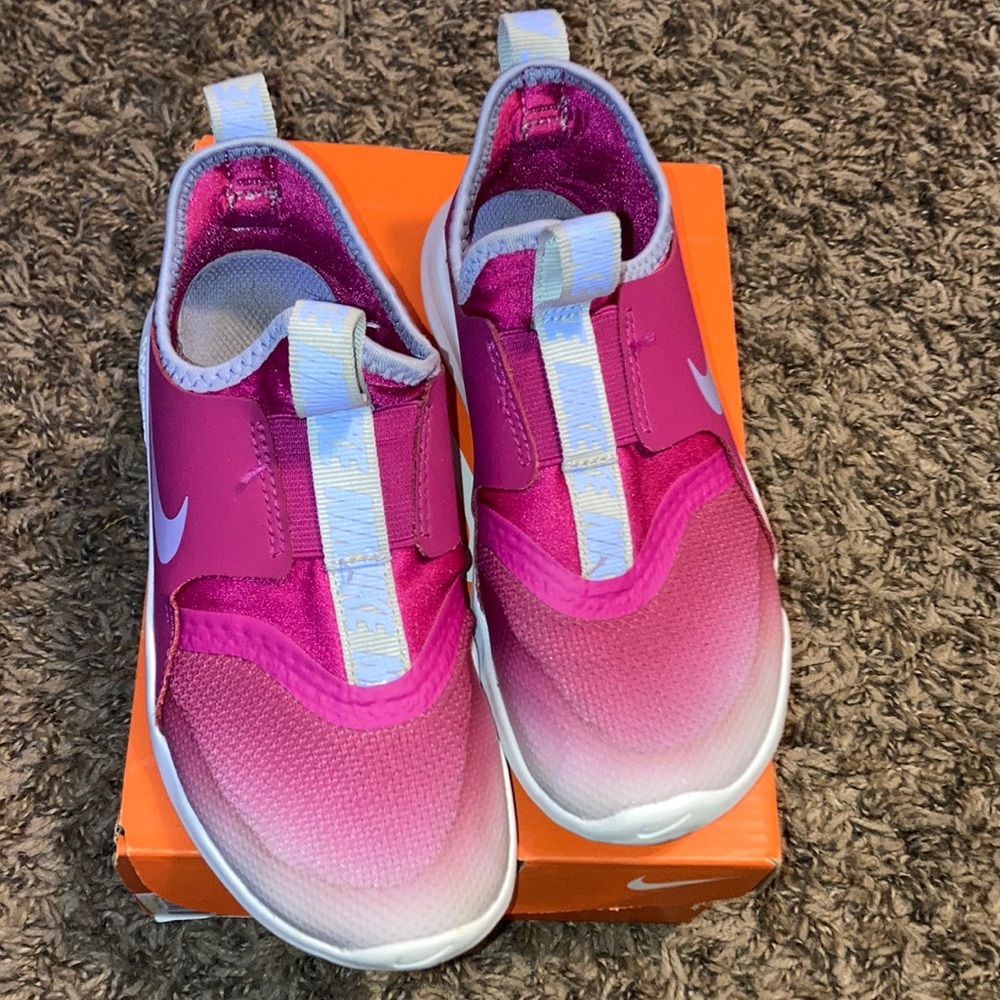 Girl slide on Nike Flex Runners